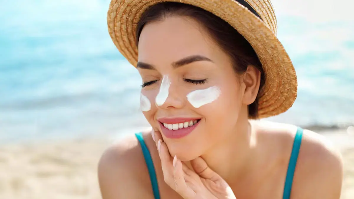 Diagram showing how sweat, sebum, polymers, and humidity affect sunscreen sweat resistance and film durability