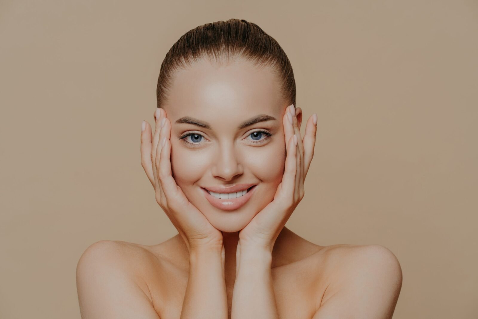 Niacinamide and ferulic acid in skincare showing antioxidant and barrier-support synergy for safe cosmetic use.