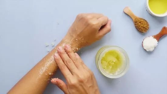 Olive oil body scrub benefits for natural exfoliation and skin hydration