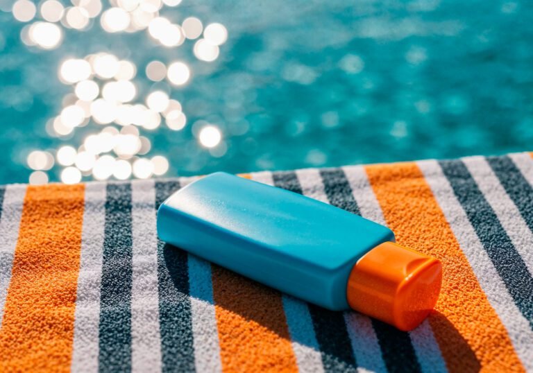 Diagram explaining how DHA generates odor in self-tanning and how chemists reduce smell using scavengers, encapsulation and stabilizers