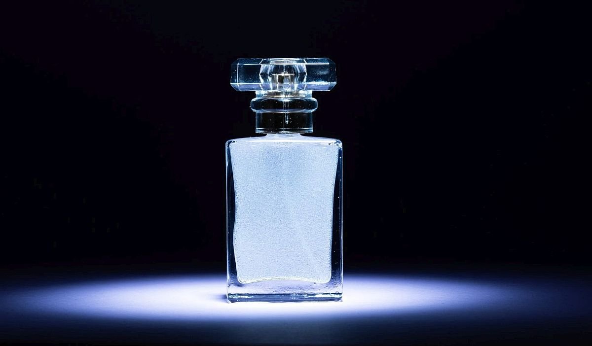 diagram showing microcapsules releasing fragrance onto the skin through friction