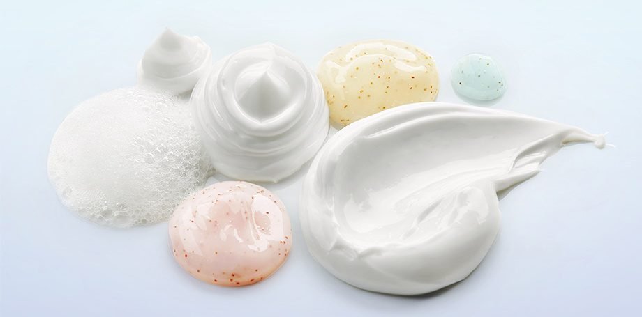 Oil and water emulsion droplets illustrating cold process emulsifiers and heat-free emulsification systems