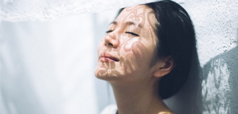 Particle-stabilized oil–water interface in a Pickering emulsion system